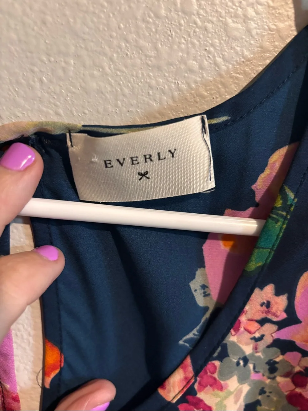 EVERLY Size M Floral Navy Sleeveless Women’s Top - Picture 2 of 4